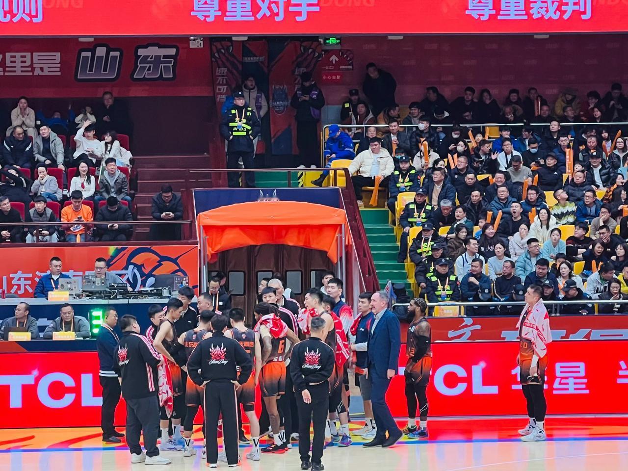 高诗岩14分7次助攻，山东男篮逆转广州，1月31日，CBA常规赛继续进行，山东高