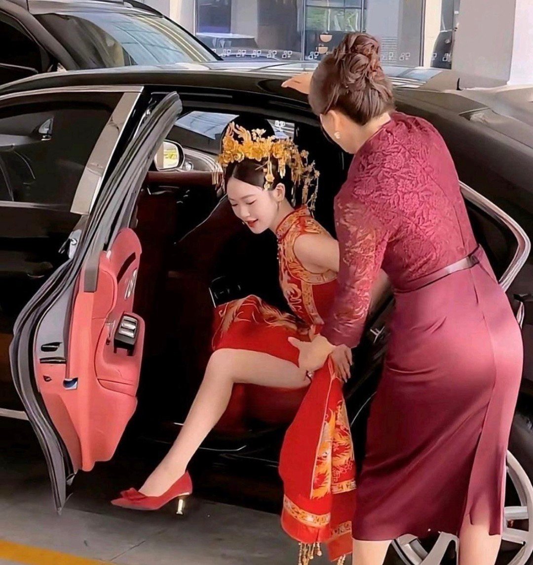 这婆婆可以处，结婚还亲自扶儿媳妇下车