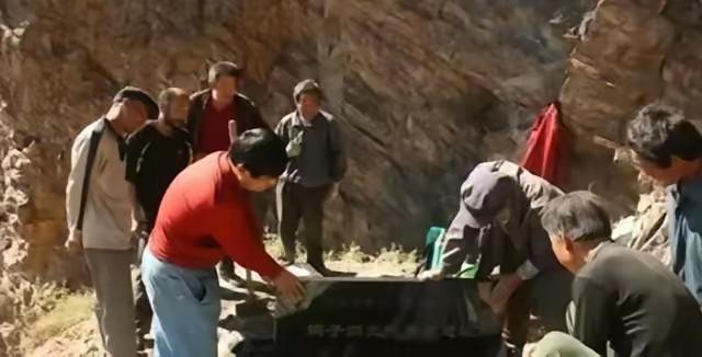 1999年1月，河北隆化白虎沟乡鸽子洞被发现，里面静静躺着67件元代文物，有锦袍