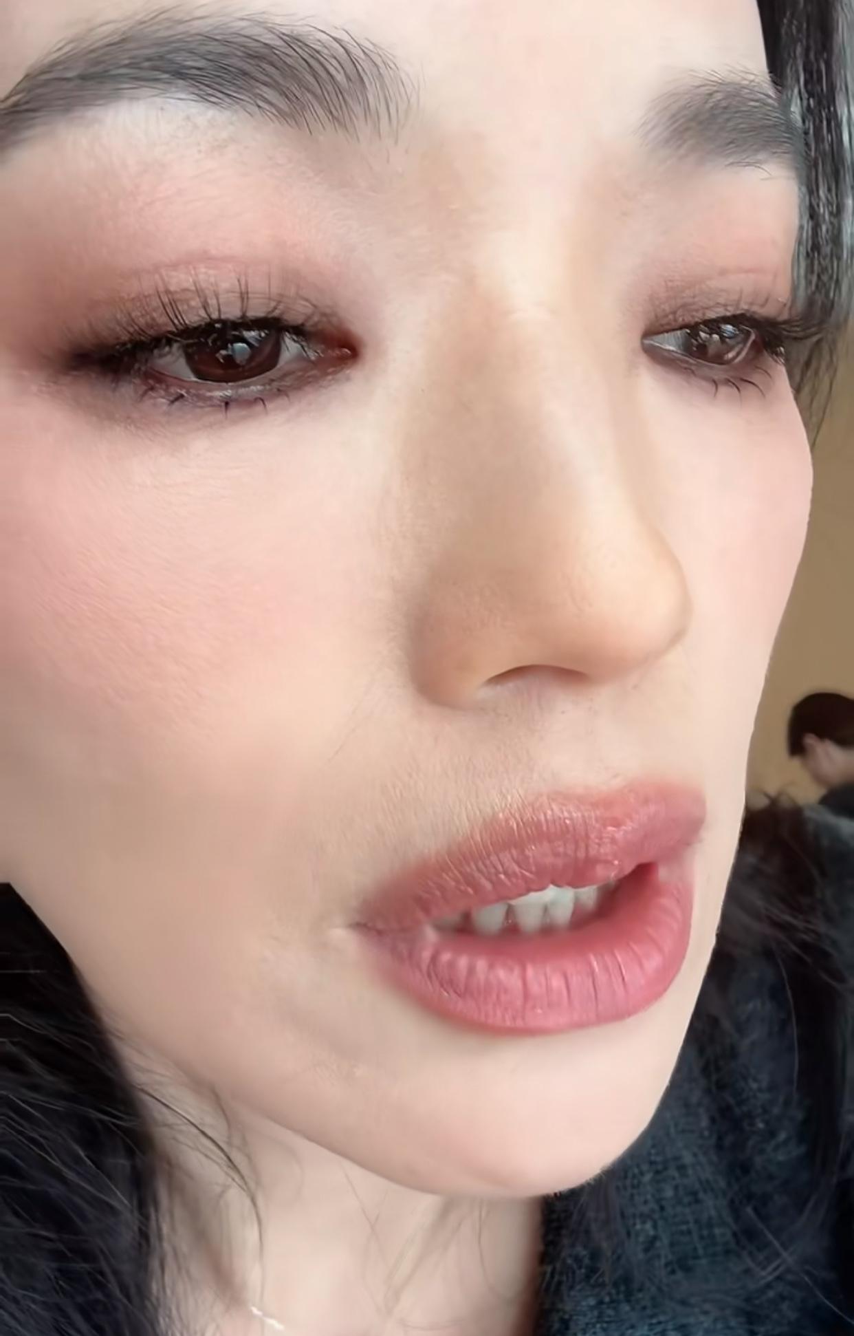 即便是上卸妆，姐姐也真是不把我们当外人怼镜头啊，这么零距离居然还是零瑕疵，