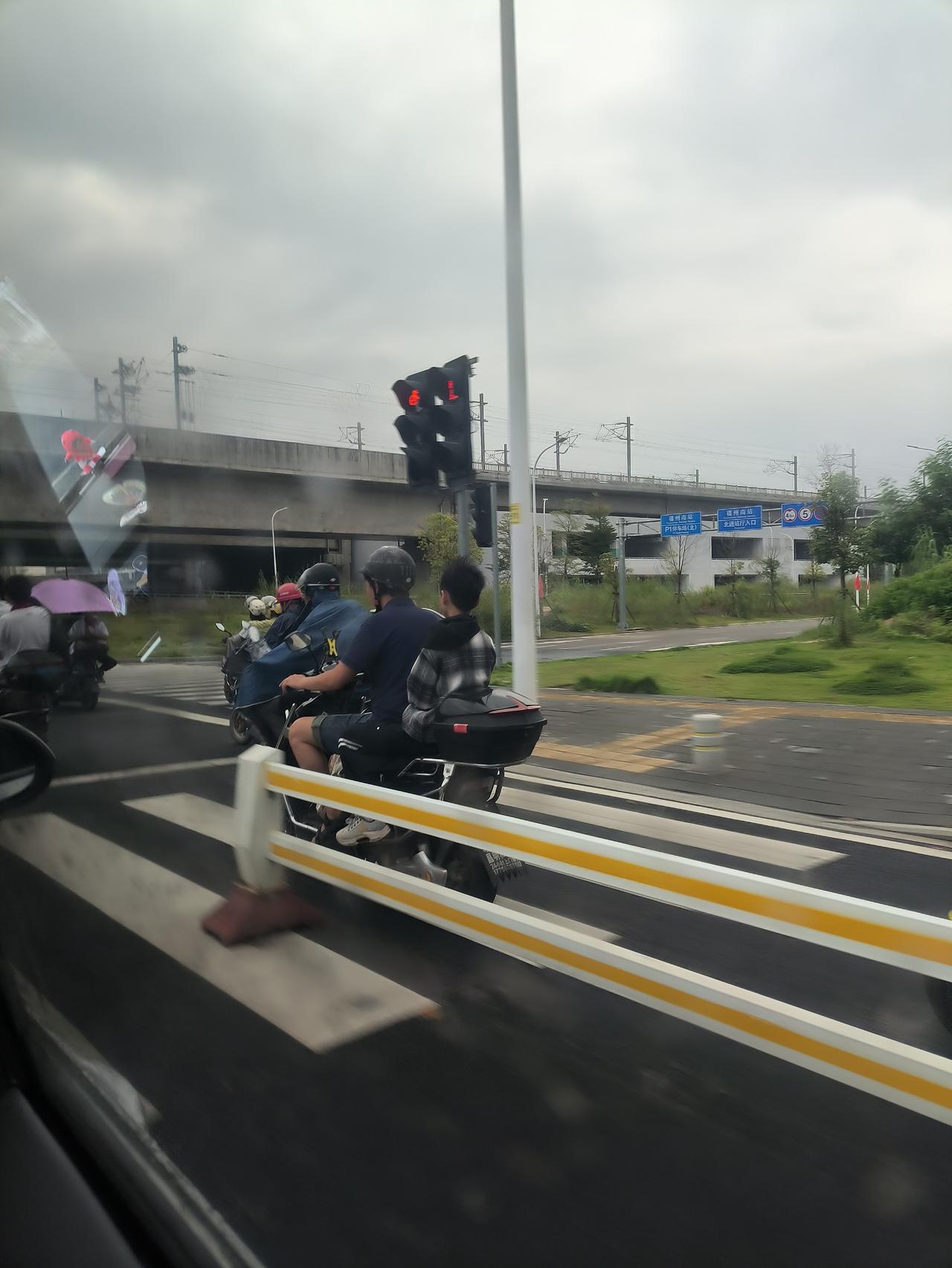 朋友儿子今年高考638分被福州大学王牌专业录取，因为家住福州，周末朋友儿子回家来