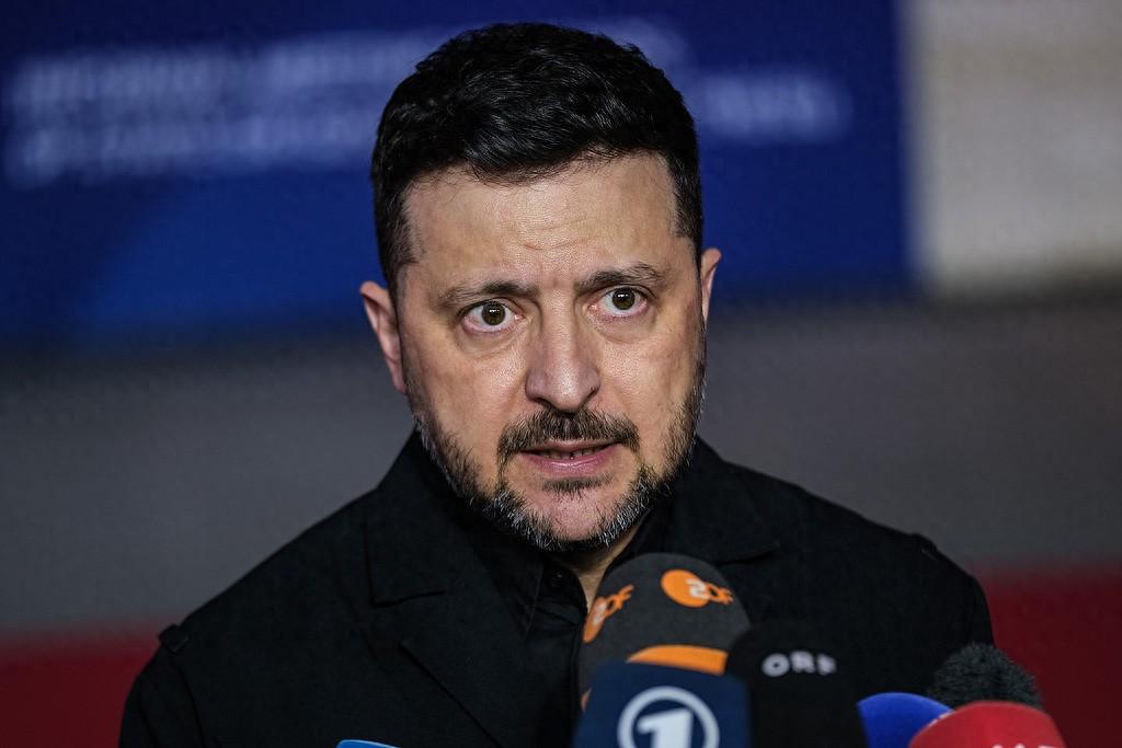 谁能想到，欧盟27国扯皮大半年才抠出来的900亿欧元天价贷款，竟成了乌克兰摆脱西