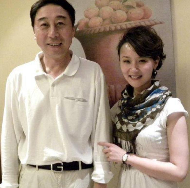 “我是冯巩的地下情人，我要曝光他，他哄骗我和他发生关系，再三保证会对我负责，可提