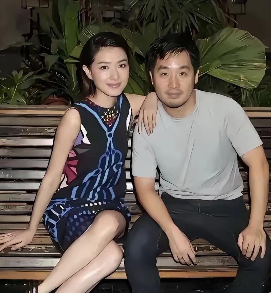 原来演员万茜的老公是他，看上去气质儒雅，帅气十足呀！