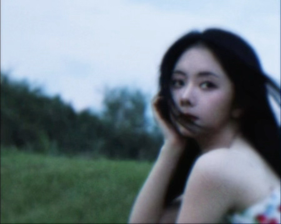 谭松韵谭松韵吻花美成这样真的会被谭松韵吻花的画面戳到心巴！黑长直发丝轻