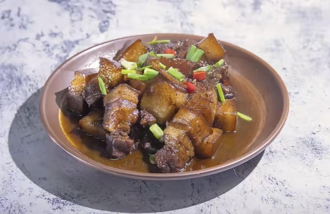 红烧肉天天吃，酒也喝得不少，九十一岁还能自己夹菜。我爸这样活到91岁，医生看了