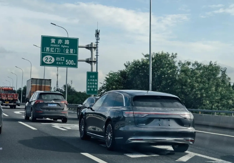 享界S9T的路试车已经脱下伪装车衣，露出全貌了，从车内看，辨识度真的是非常高，特