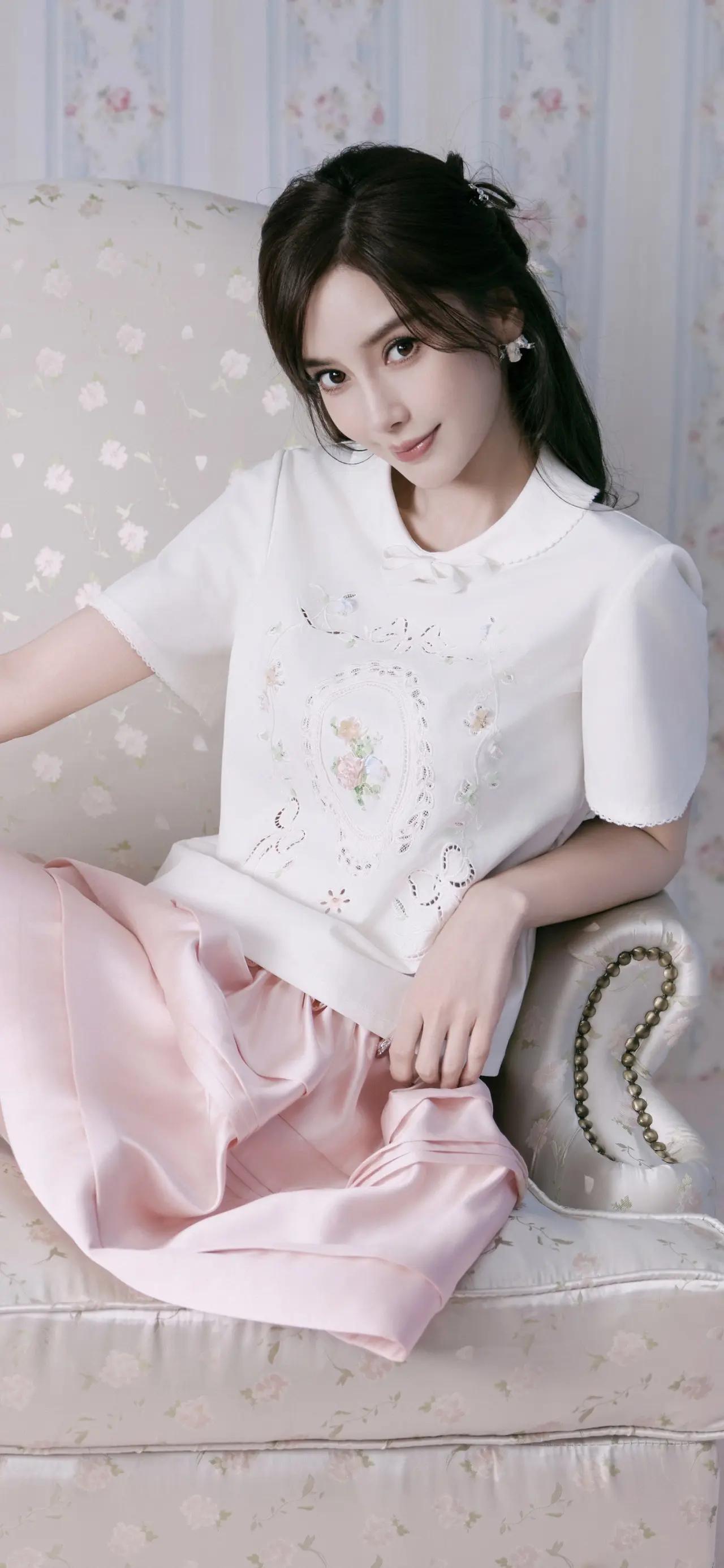 美女壁纸～杨颖，粉白交织的温柔里，藏着少女的甜梦与灵动。像被精心安放的人偶，又似