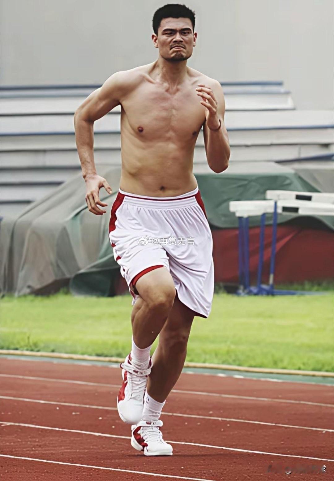 这种身高，普通人走路都困难，姚明杨瀚森居然比175的都协调，天赋异禀。