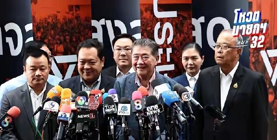 佩通坦下马后，“拒绝为泰党”来袭，不仅要将他信家族赶出泰国政坛，还要逼其再次流亡