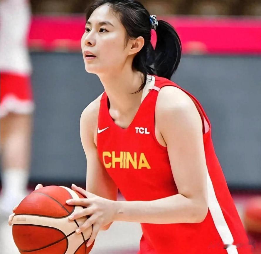为什么中国女篮赢个热身赛会这么惊险？原因很简单不是因为咱们实力退步了，而是因