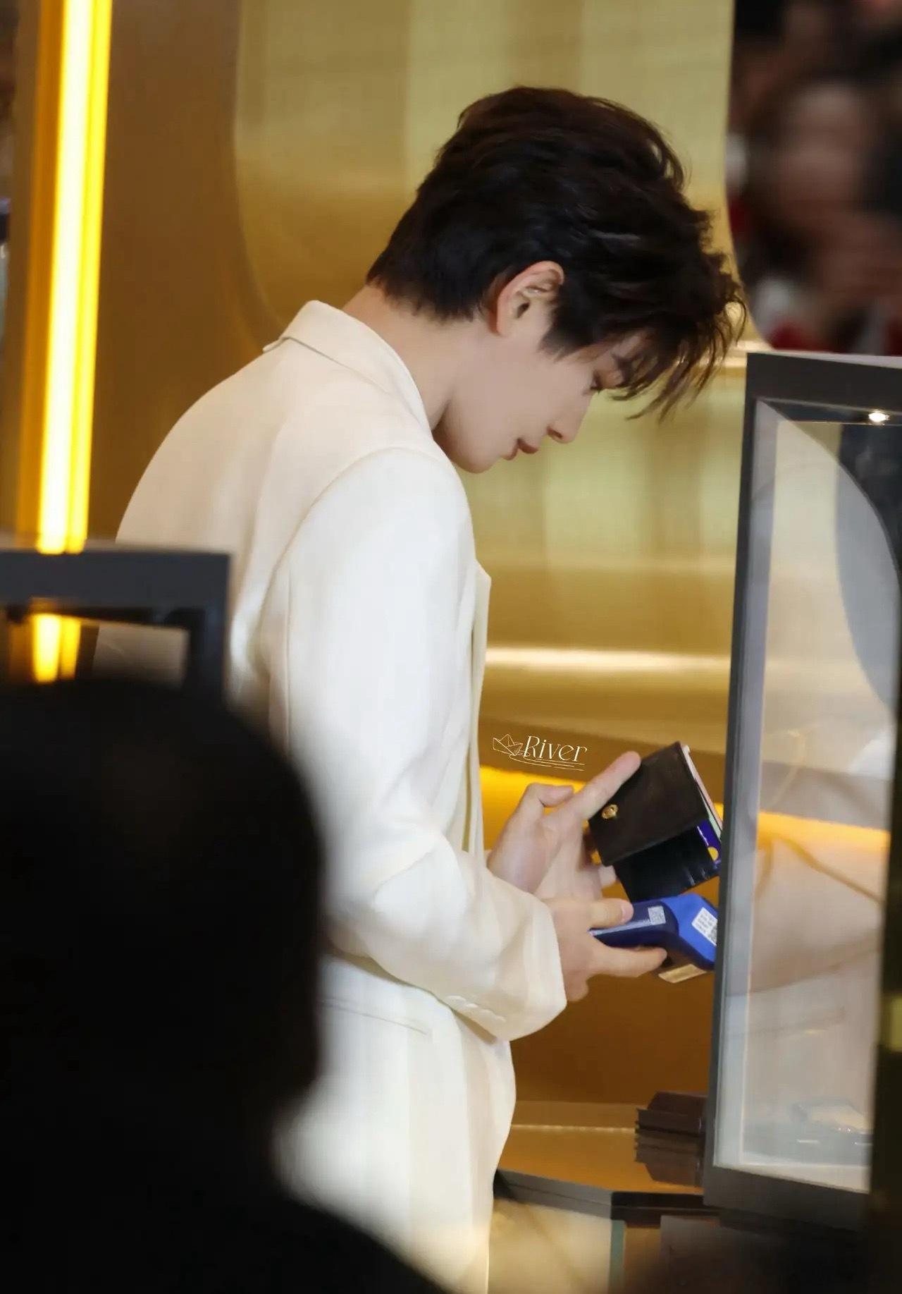 丁禹兮现场刷卡给粉丝送黄金！这竟然是真的！他也太好了吧！买了4份，有项链，有手链