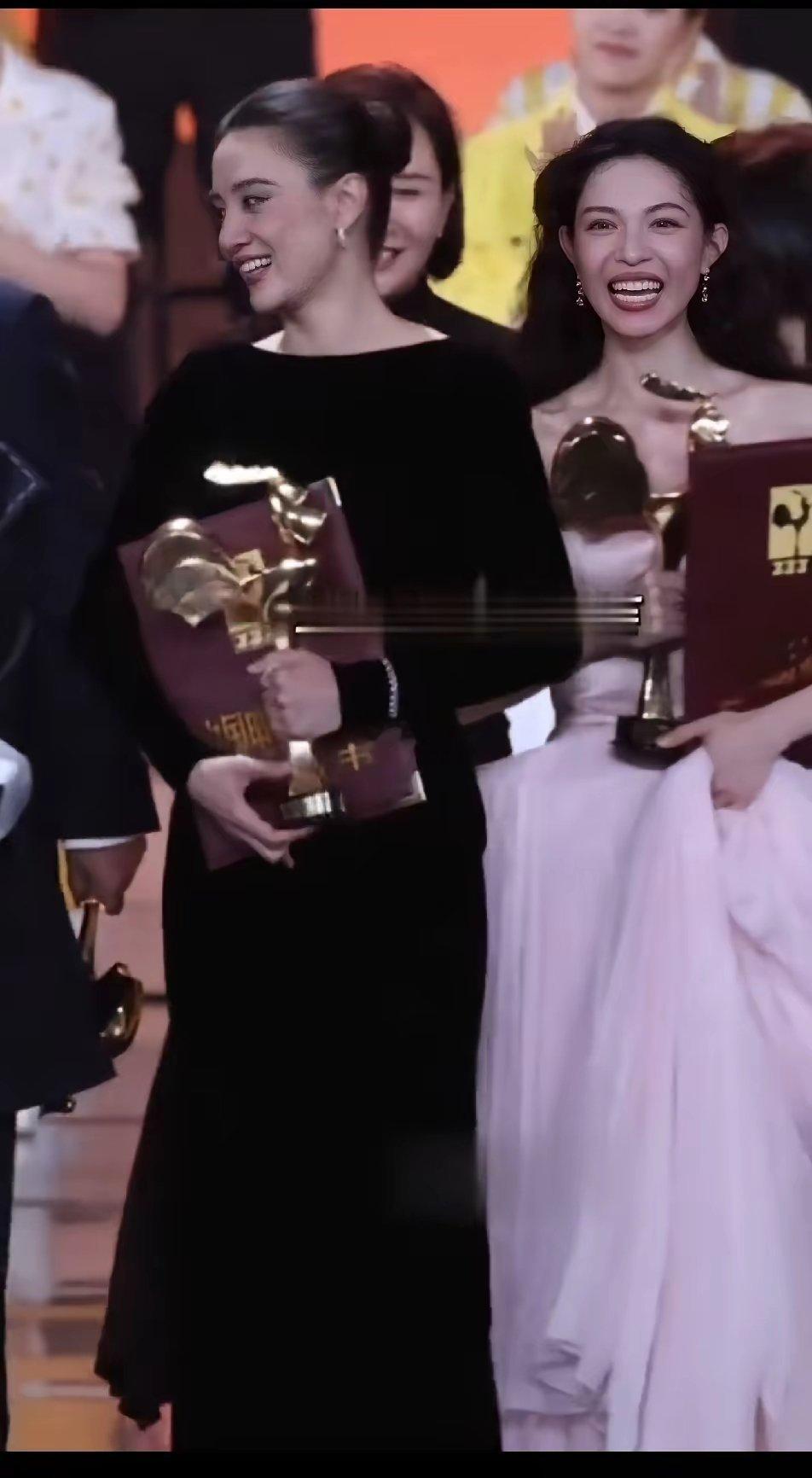 好尴尬！宋佳是一点也不惯着钟楚曦，拒绝和钟楚曦自拍……钟楚曦掏出手机准备和大家自