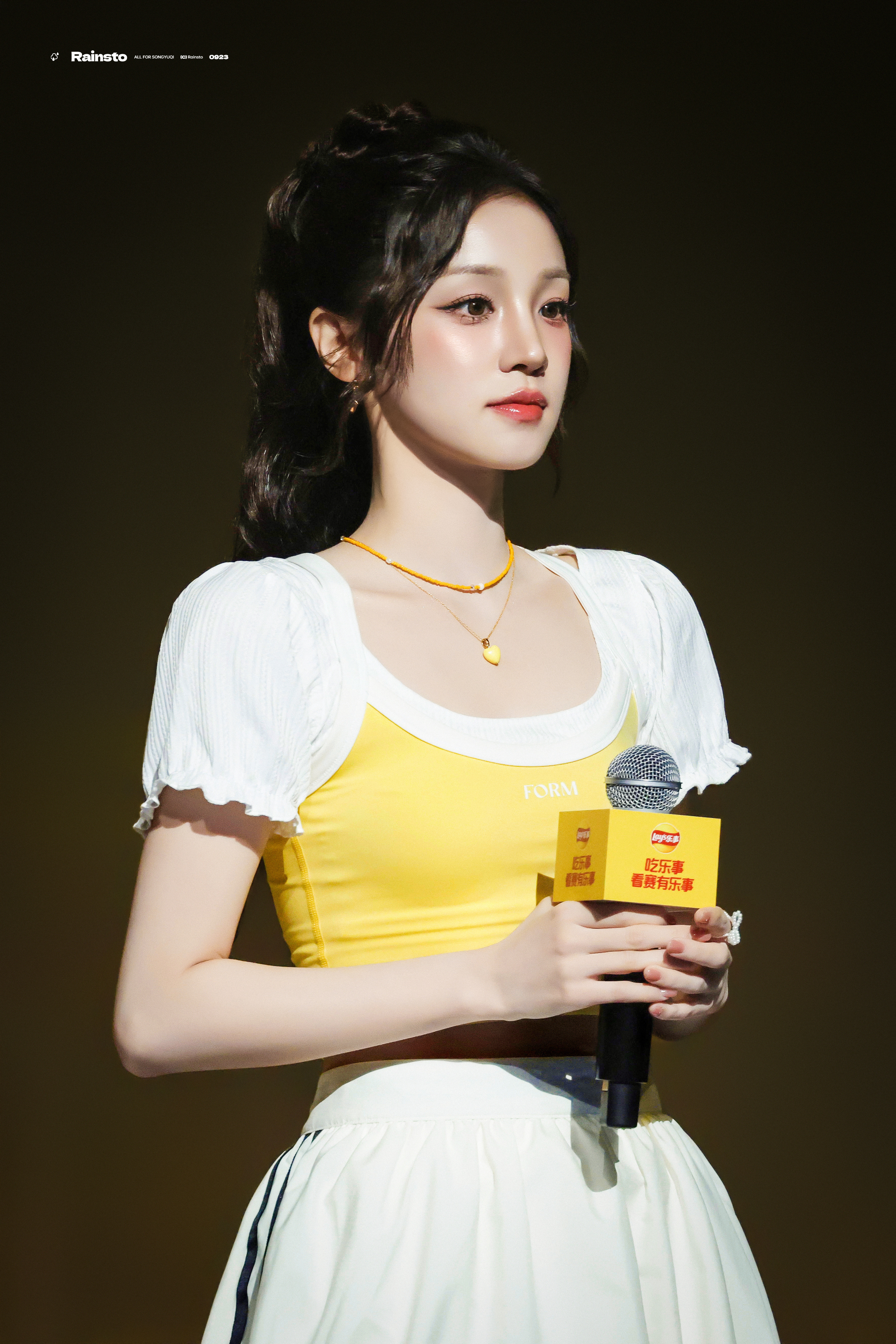 宋雨琦. 清爽短上衣展露腰线，灵动鲜活，元气少女感扑面而来。