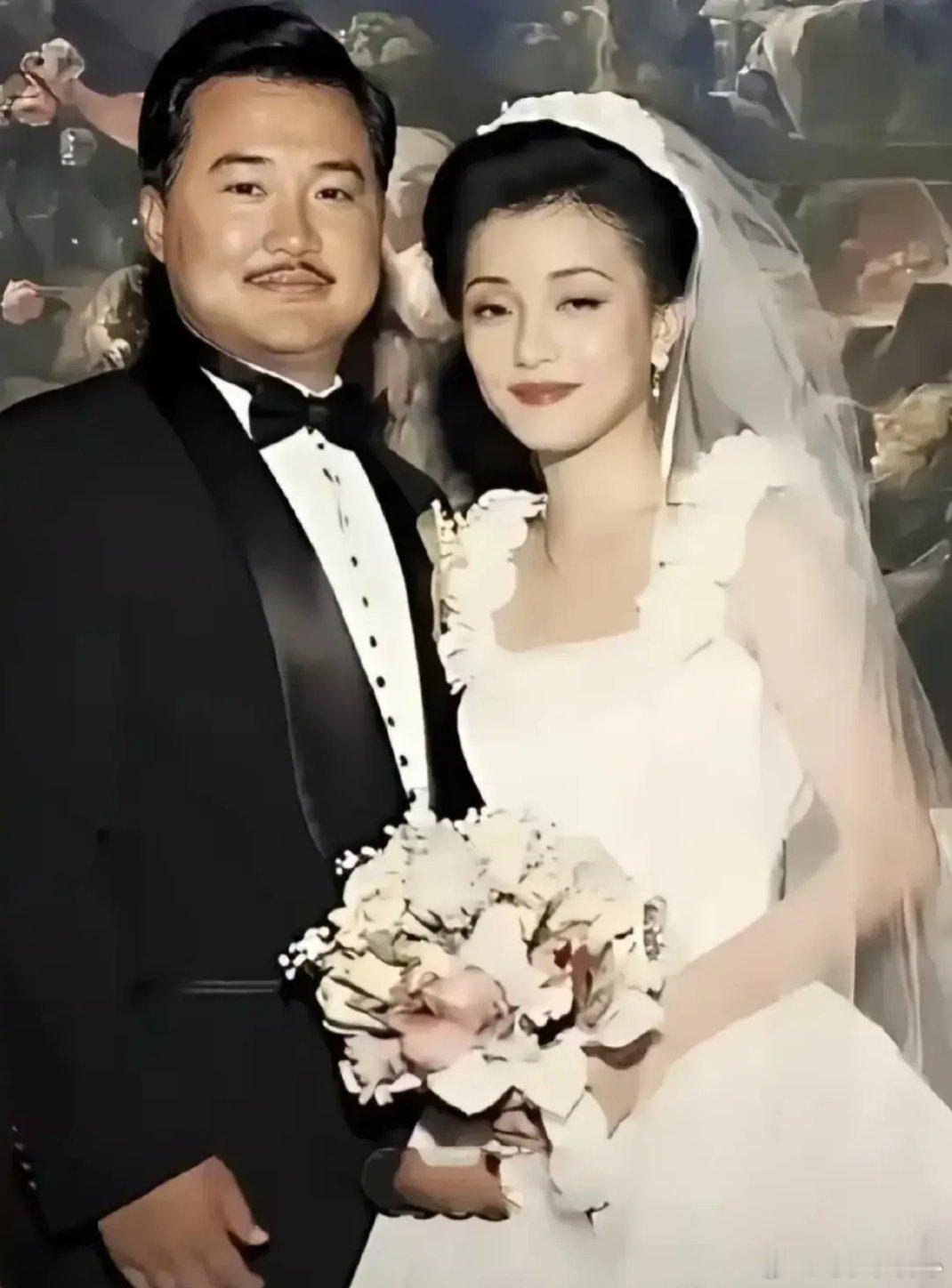 1995年，杨澜与吴征大婚时的一张留影