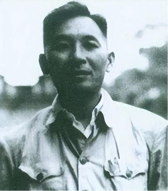 1935年，红军师长写好投降信准备带全师投敌，21岁政委连夜拍桌：绑了！