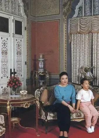 陪伴女儿长大的颂妃，是一位年轻又美丽的妈妈。小帕公主一脸的天真无邪，看得出她很