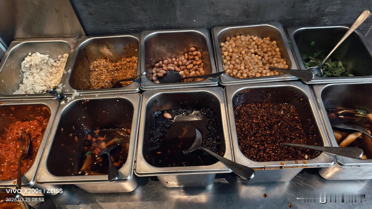 每次走进这家位于巷市中的米粉店，我总是会在大嗦粉中挥汗如雨，那种每一条都裹满酱浓