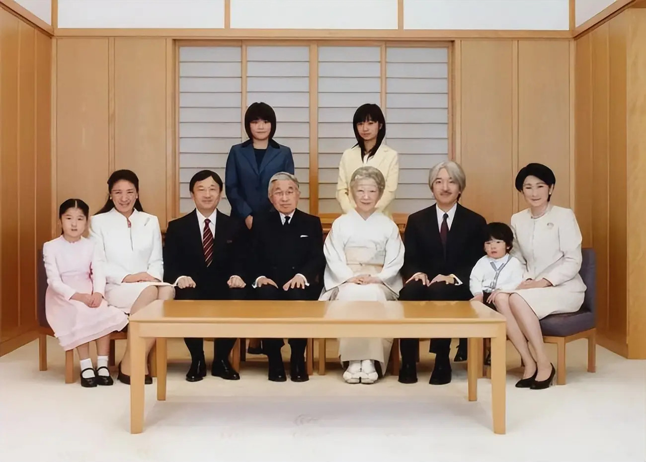 日本天皇和高市早苗的冲突¹现在台上的是德仁天皇，那个2019年退位的明仁老天皇