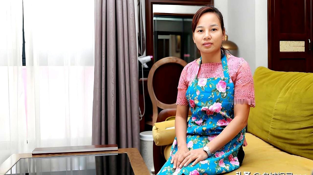 夜里闹钟一响，她两小时翻一次身，揉偏瘫那半边、喂温水、换纸尿裤，一夜起七回，躺椅