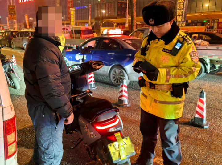 遮挡号牌还准驾不符, 济南一机动二轮摩托车驾驶人被一次性罚18分