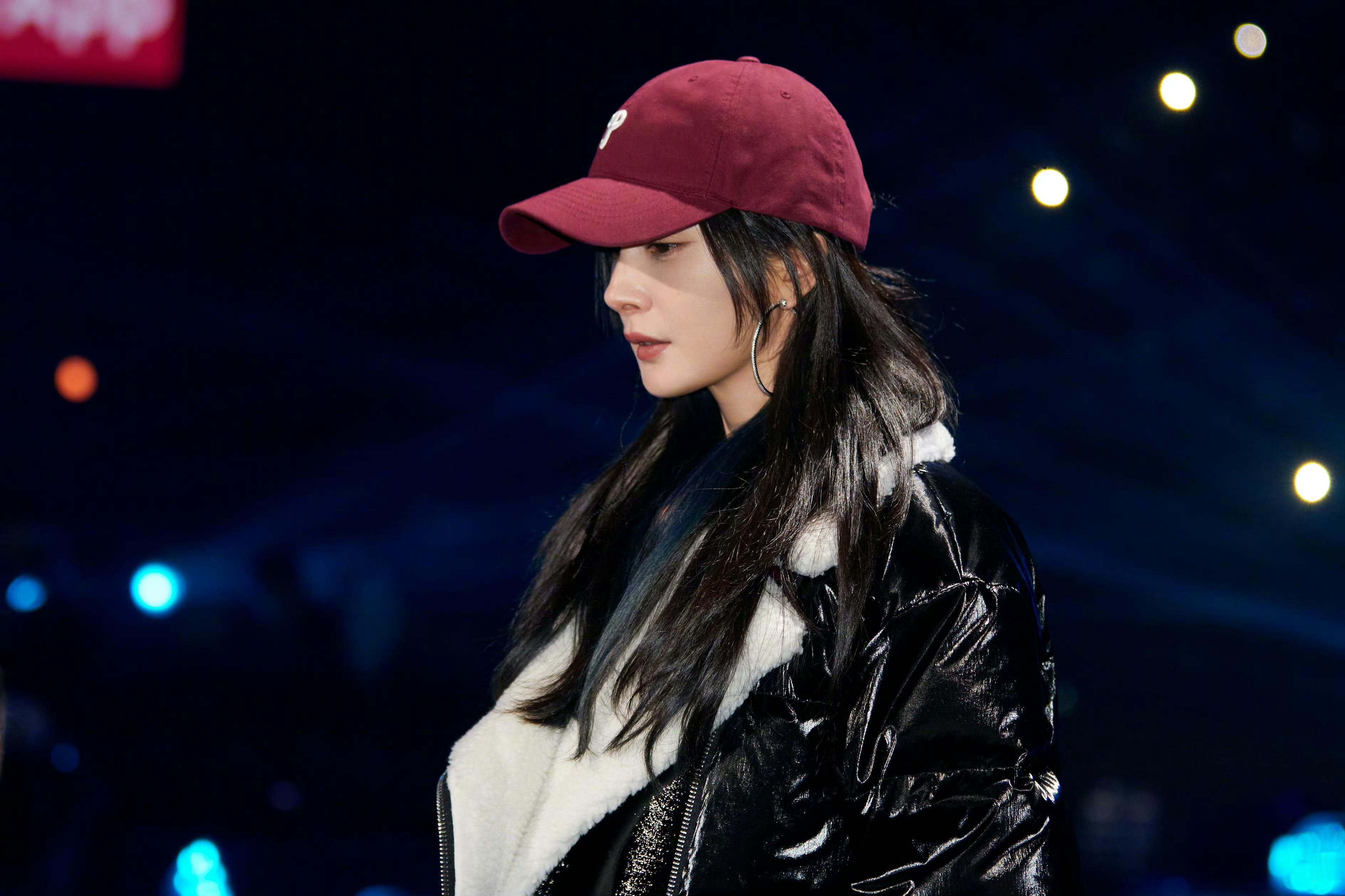 杨幂ym杨幂宁绣绣风偷走梦境边角的褶皱，用鸟鸣的丝线绣出新篇章，推窗时，光佩