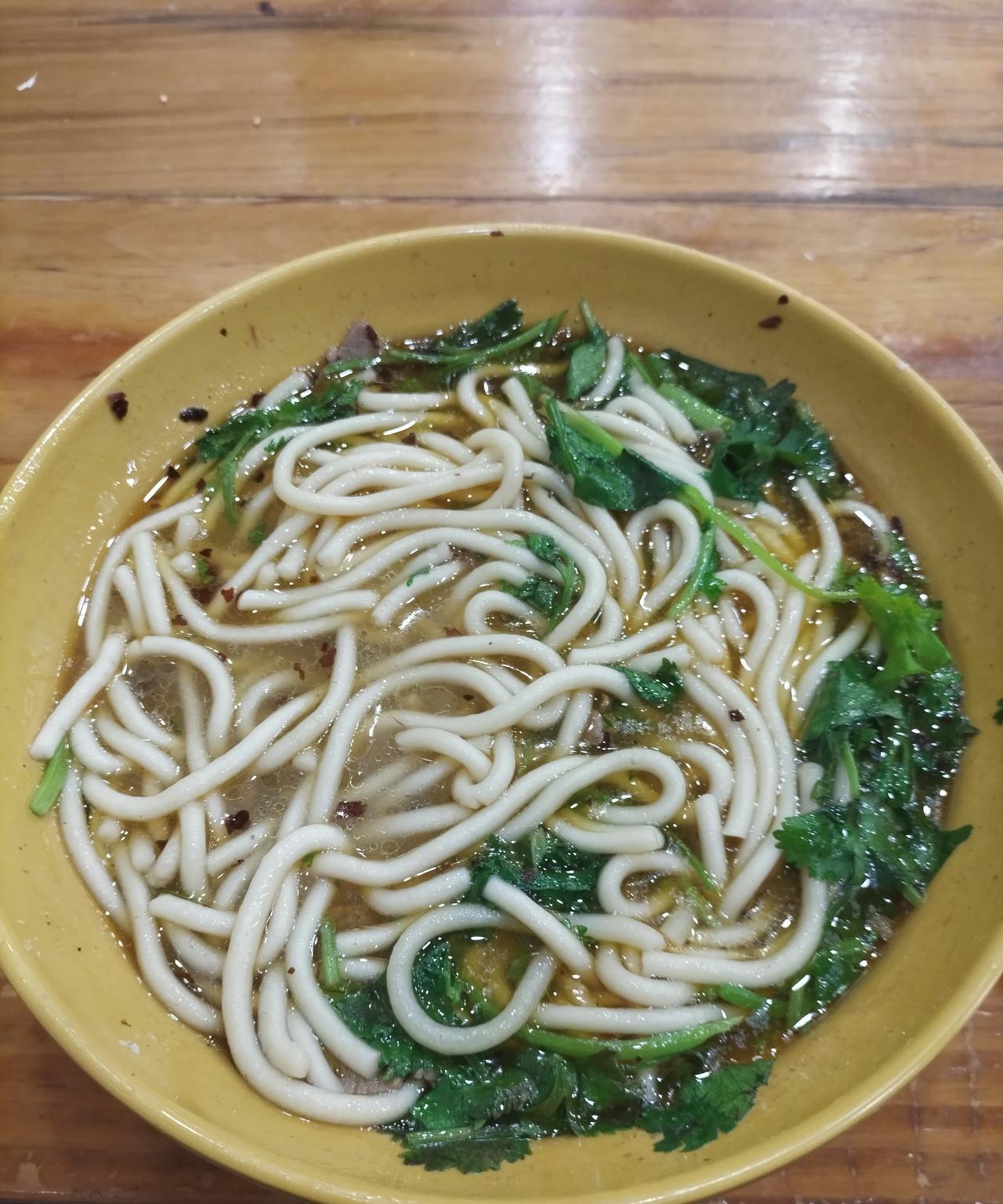 昨天在淮南吃的牛肉汤，味道很好唯一不足的就是吃完之后，总是口渴，经当地网友科普
