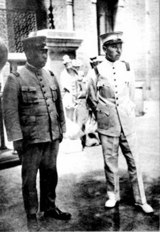 1928年，奉天（沈阳）大帅府门前少帅张学良和杨宇霆（左）合影。这是他们俩最后一