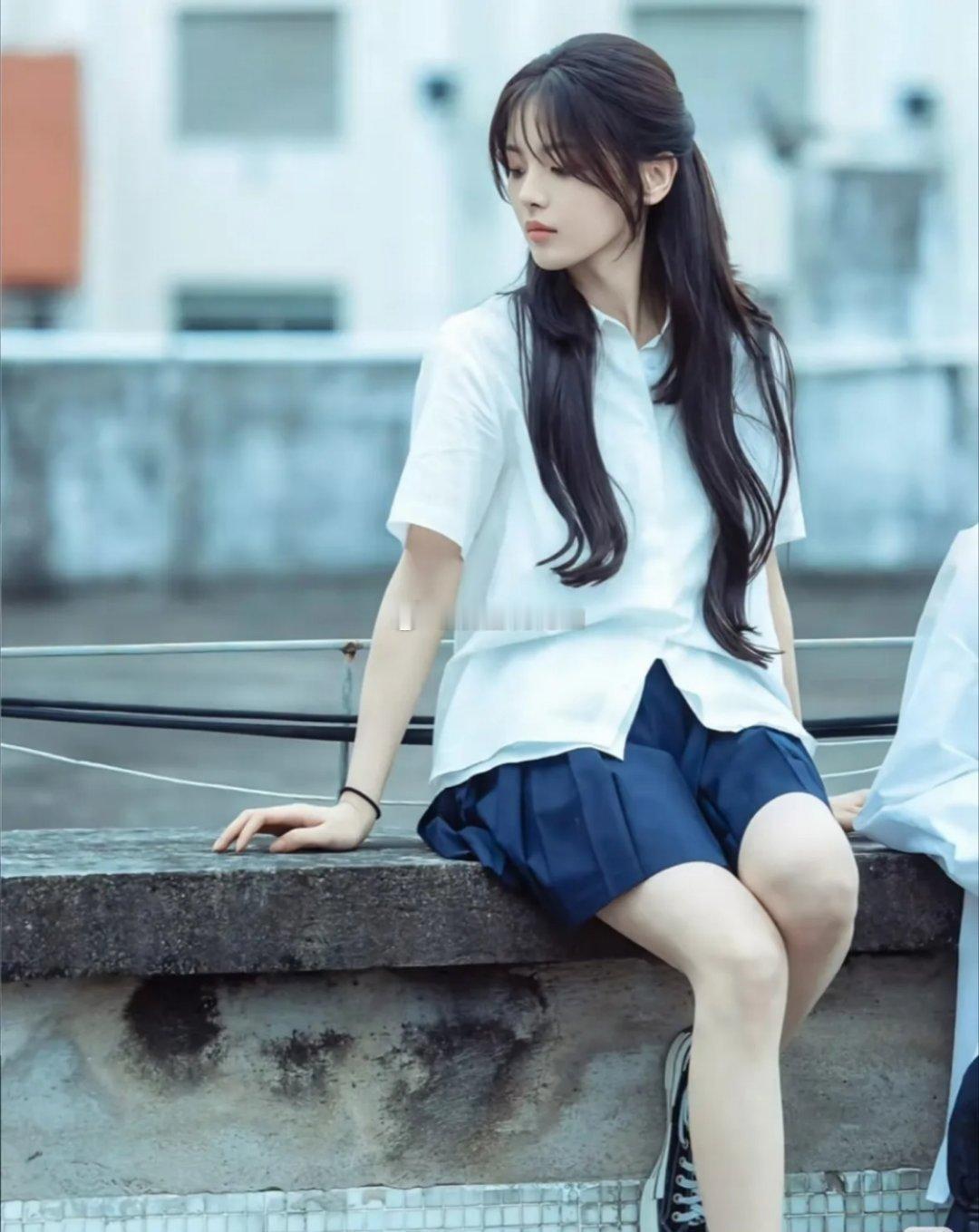 杨超越新剧《太阳雨》里的郑雨学姐，那穿搭也太显小了吧！衬衫配百褶裙，脚下踩双板鞋