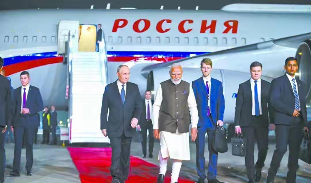 普京访印莫迪直接把排面拉满，红地毯铺得老长，还陪着同乘专车，高规格礼遇让外界直呼