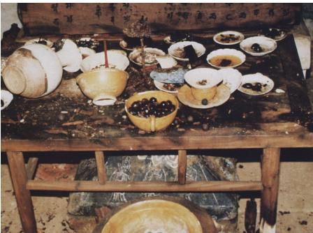 1993年，河北宣化辽代古墓被打开后，一桌酒菜赫然在目。考古人员看了墙上的字后才