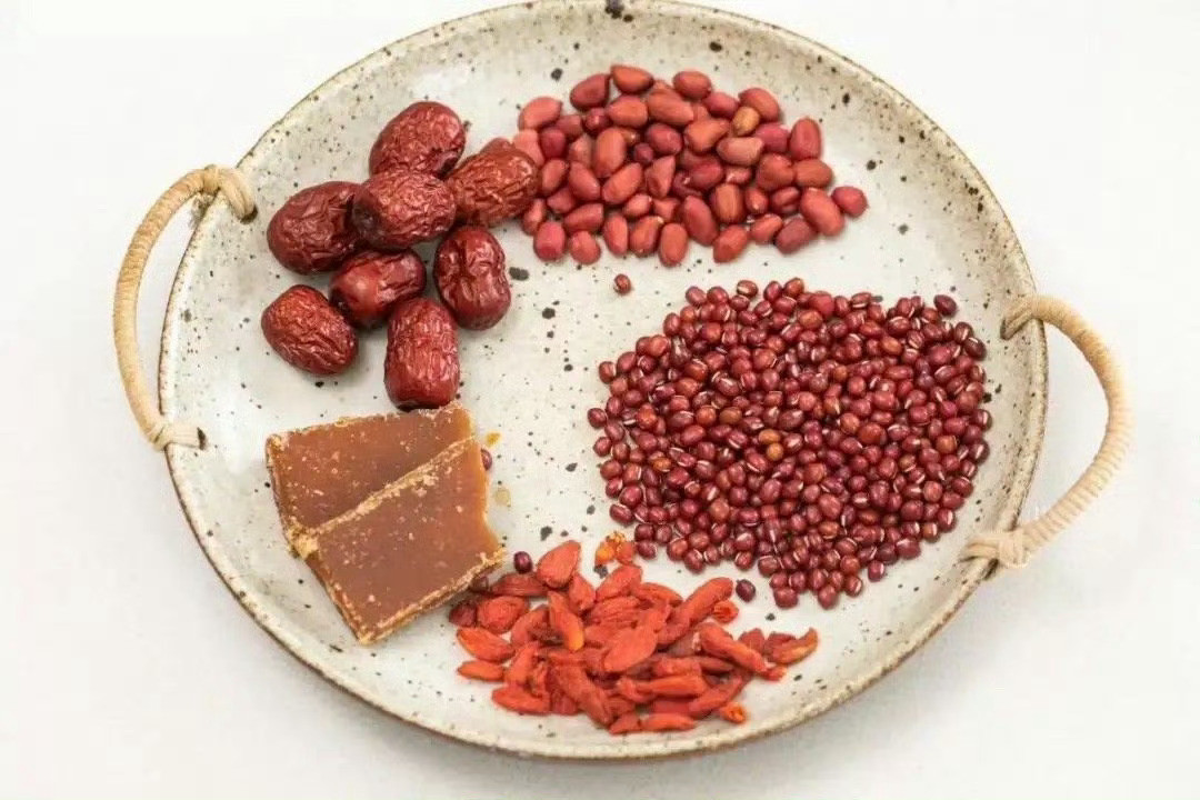 五红汤【红皮花生】：能够补脾胃之气，能达到养血止血的作用，可以促使血小板生成；【