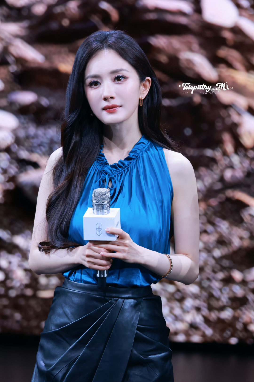 #余承东发布会感谢杨幂#姐姐一直都在用鸿蒙和华为的各种产品，不仅自己用团队用还推荐给身边的朋友，代言