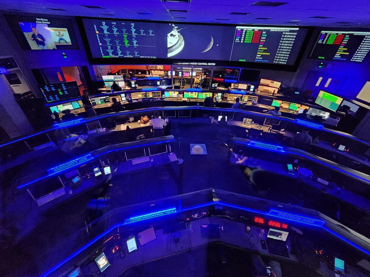 这是美国宇航局喷气推进实验室的航天飞行操作设施，控制无人航天器和深空网络。蓝色灯