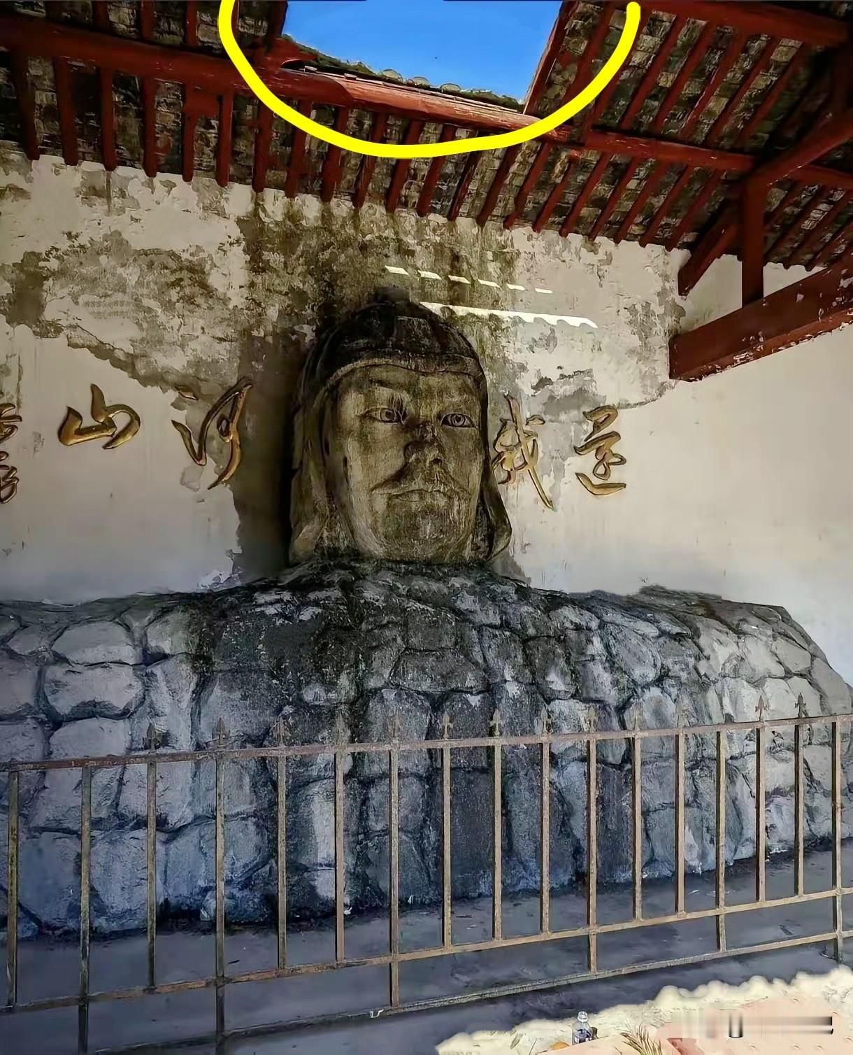 看到南京将军山岳飞雕塑的现状，实在让人心里不是滋味。不知为什么雕塑正上方开了个大