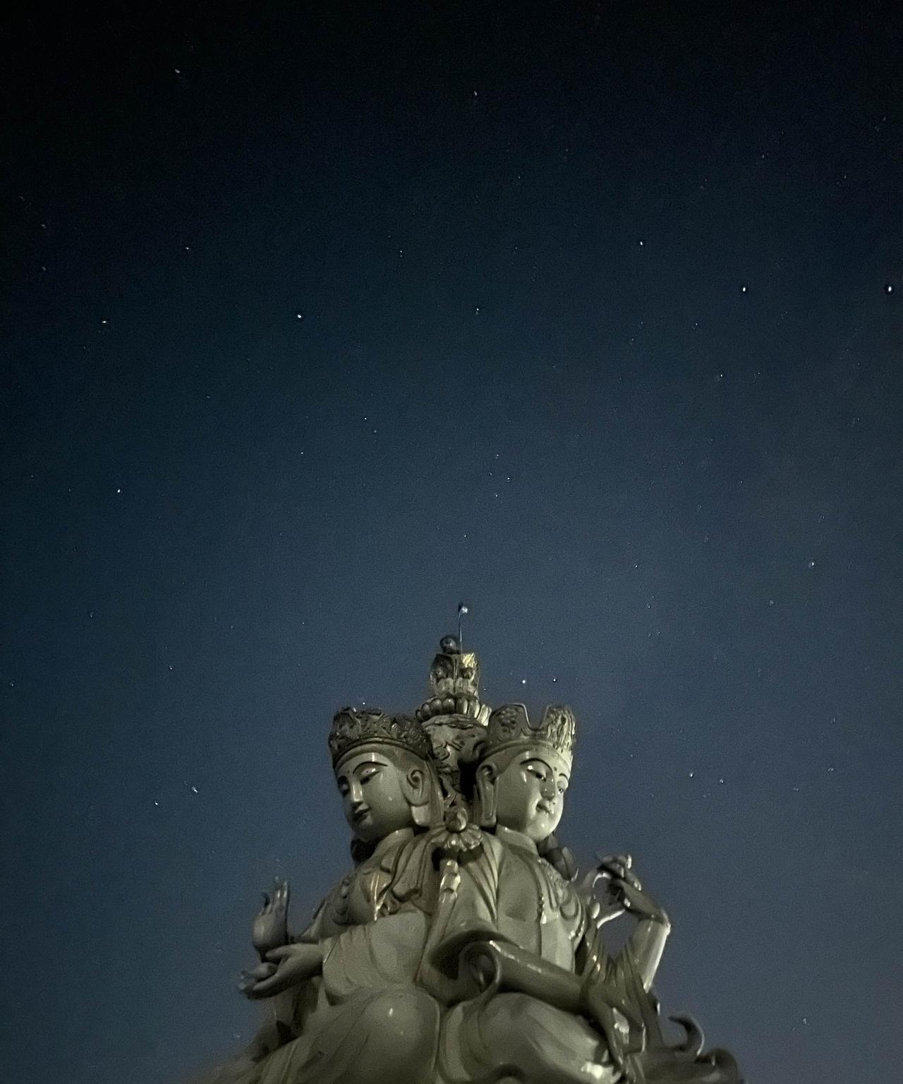 8月17日凌晨2点，海拔高度只有600米的重庆天星寺四面佛广场，凉风习习，一点儿