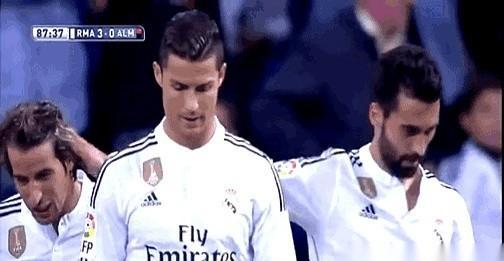 皇马新上任的主帅，叫阿韦洛亚，他干过一件让C罗当场甩脸子的事，那个进球改变了两个