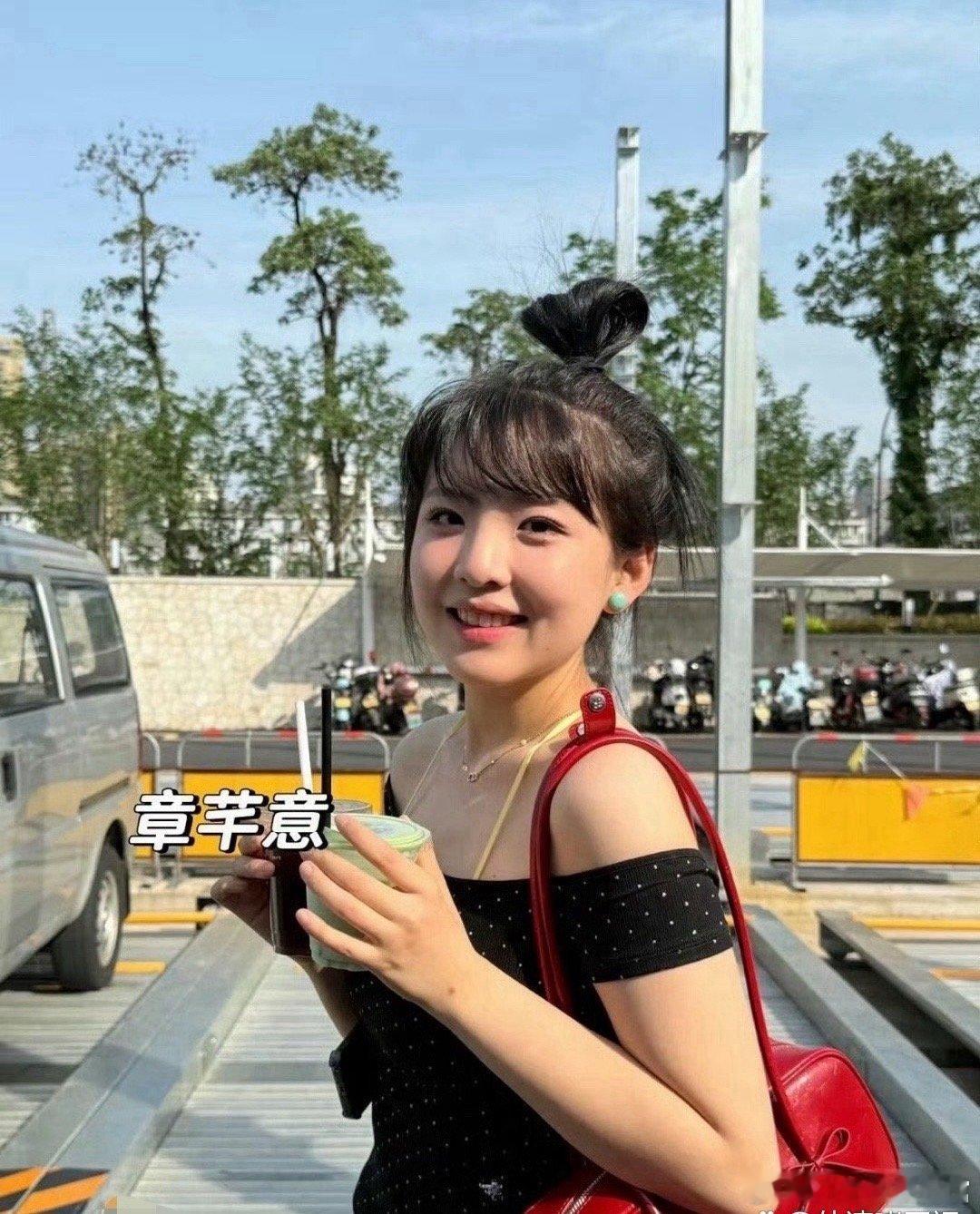 章家三姐妹，怎么感觉都在模仿章若楠啊…