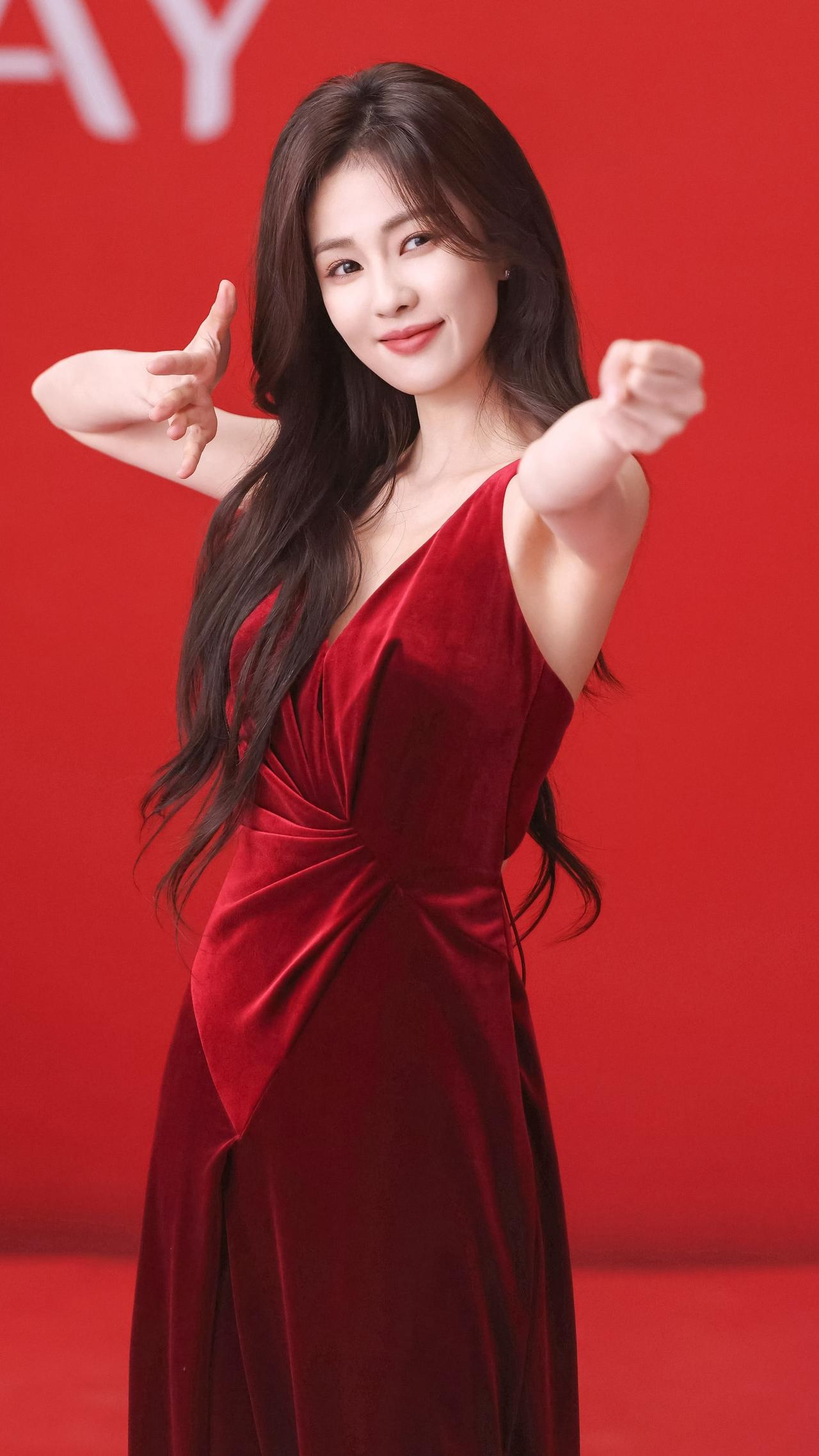 暴击！白鹿红丝绒深V造型，美艳暴击！白鹿惊艳瞬间女明星造型