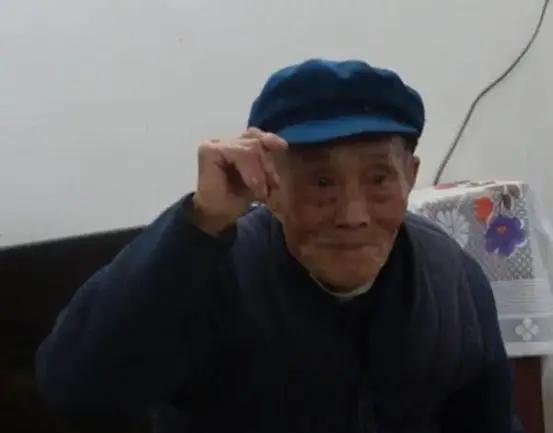 1943年，刘吉祥奉命给前线送80箱子弹，因仓库漆黑，错把手榴弹当成了子弹，没想