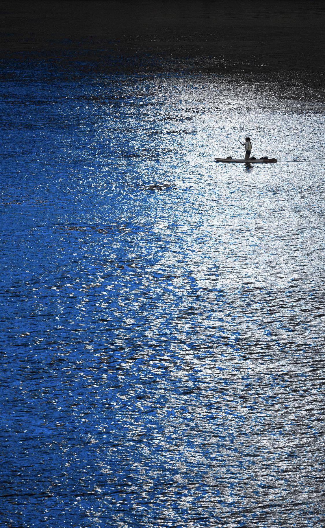 人一定要大量读书！我发现长期读书的人都有一个共性：眼神里有光，脑子里有货