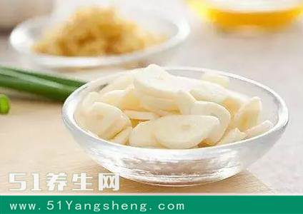 吃饭时加一瓣大蒜, 原来有意想不到的效果