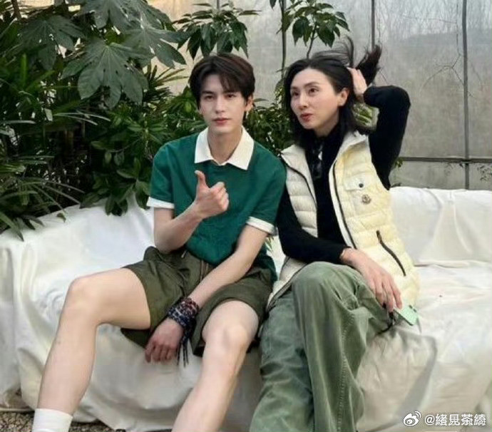 看了张凌赫妈妈之后，终于知道张凌赫是不整容不医美的原生帅哥对张凌赫190身高有了