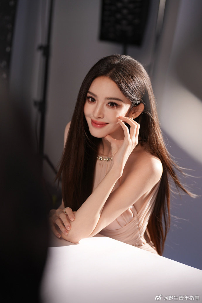 #娜扎被机场点名脚趾抠地了#娜扎这么接地气的偶像，绝对会有很多人喜欢，尤其是和粉丝还分享这样的囧事，