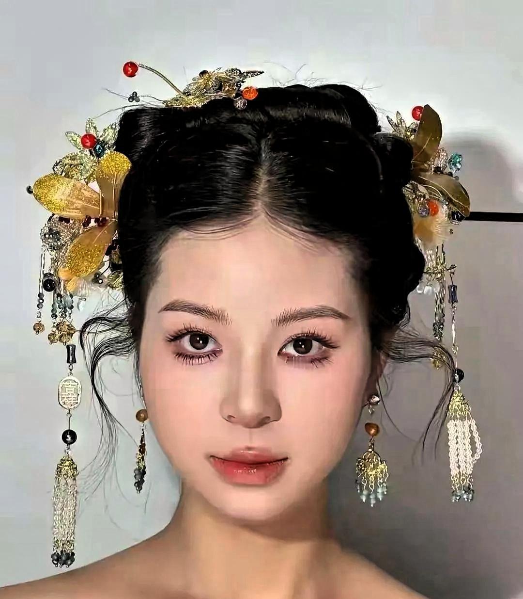 湖南一姑娘马上要结婚‎，准新郎把她送‌到⁠‍县城化妆，因‍‏﻿为化妆要挺久‎，他