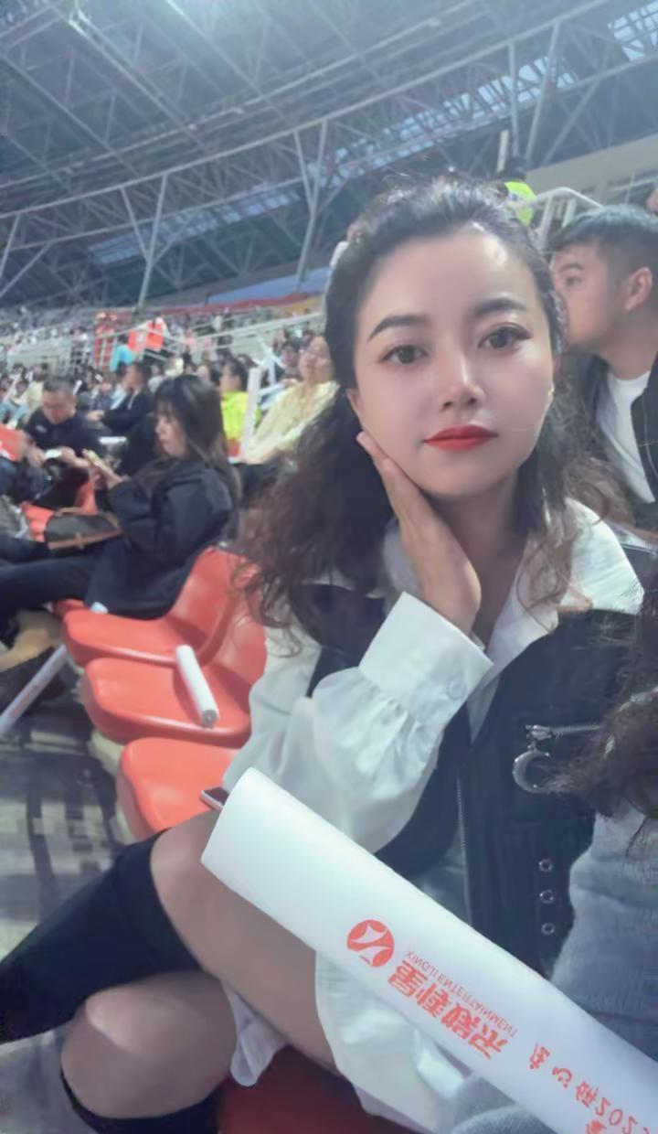她们穿校服拍照,一个35岁,一个15岁,笑得一样疯。不是母女,不是老师学生,是