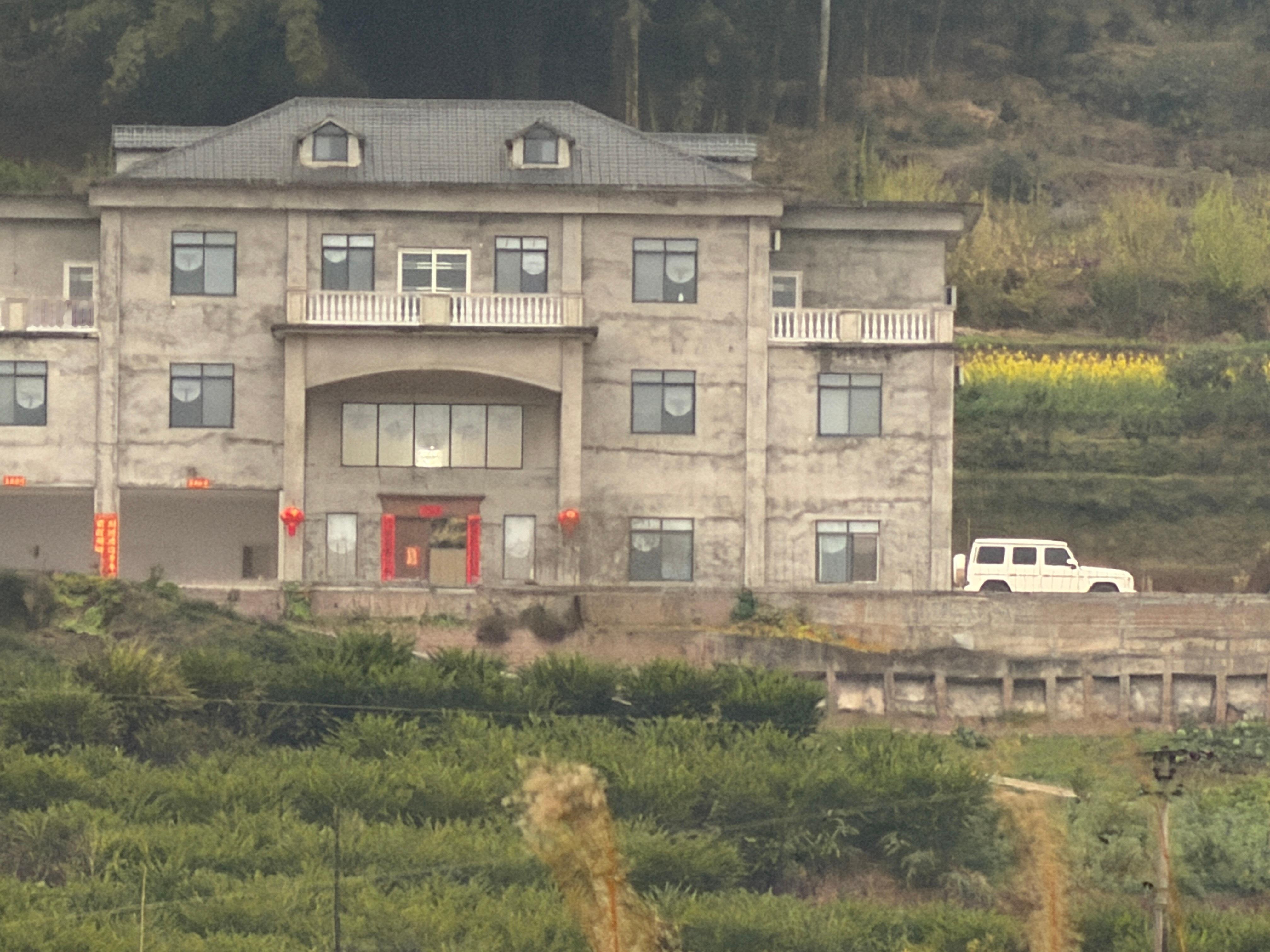 昨天在高速路上看到农村的一栋帝王楼、门口停了一辆G63、这家人得多有钱