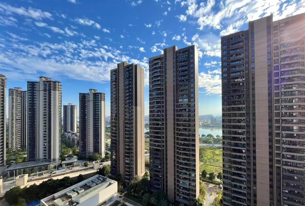 东莞的中考真的是亟需改革了。今年中考参考总人数8.87万人，公办高中招生338