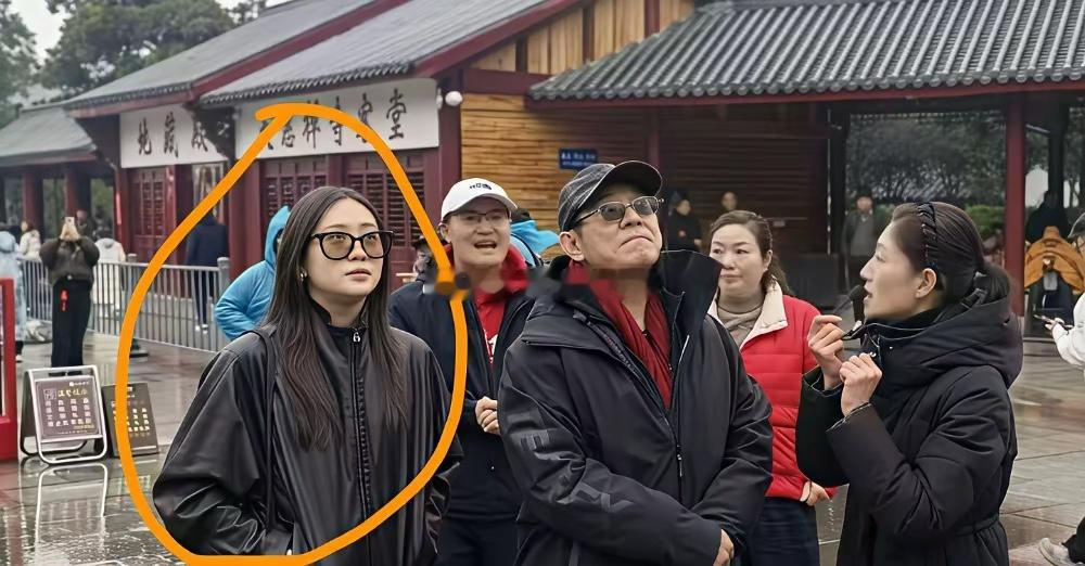 李连杰又去九华山了，这次还带着小女儿Jada！好像李连杰不管去哪里礼佛，几乎都会