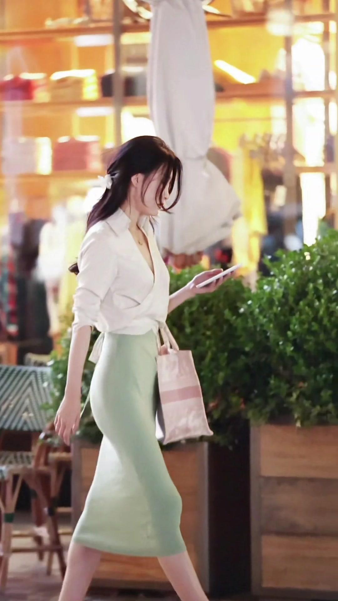 1️⃣**捕捉动态瞬间**：不一定要站定拍，让模特自然走动、回头、等红灯，抓拍的